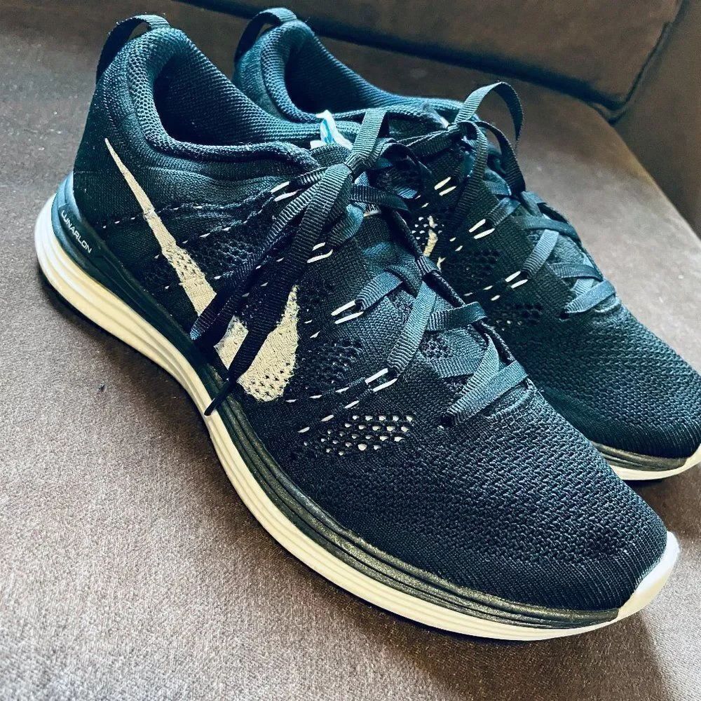 Excellent Nike Flyknit Lunar 1 black white womens size 9.5 medium 41 EUR
